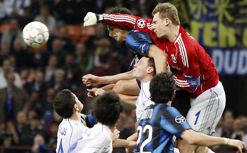 Neuer quando ainda jogava pelo Schalke, em 2011
