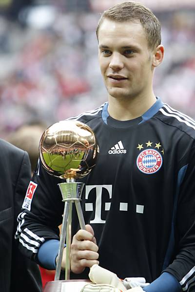 Neuer posa para foto com o troféu de melhor goleiro do Campeonato Alemão 2010/11