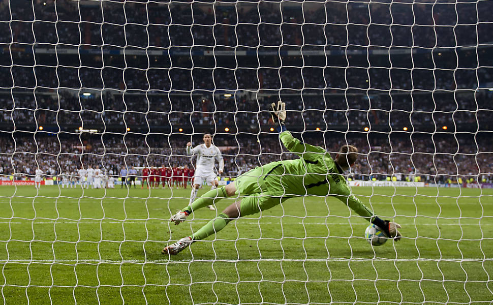 Neuer defende um pênalti para o Bayern de Munique contra o Real Madrid, pela Liga dos Campeões, em 2012