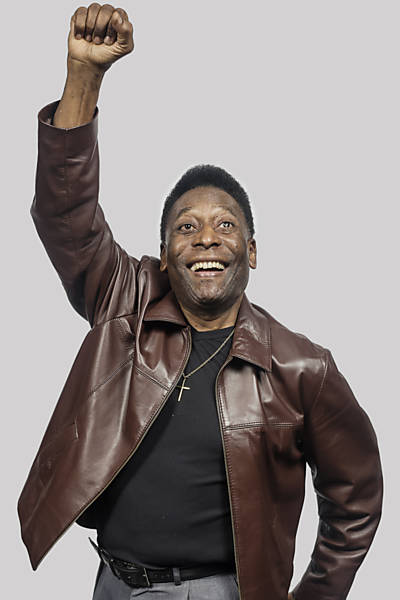 Edson Arantes do Nascimento, o Pelé, ex-meia-atacante, posa para uma foto na Vila Belmiro, em Santos, em 2013