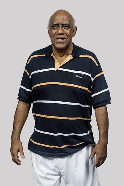 Mengalvio Pedro Figueiro, o Mengalvio, 74, ex-meia, posa para uma foto na Vila Belmiro, em Santos, em 2013