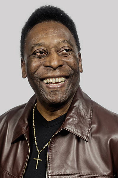 Edson Arantes do Nascimento, o Pelé, ex-meia-atacante, posa para uma foto na Vila Belmiro, em Santos, em 2013