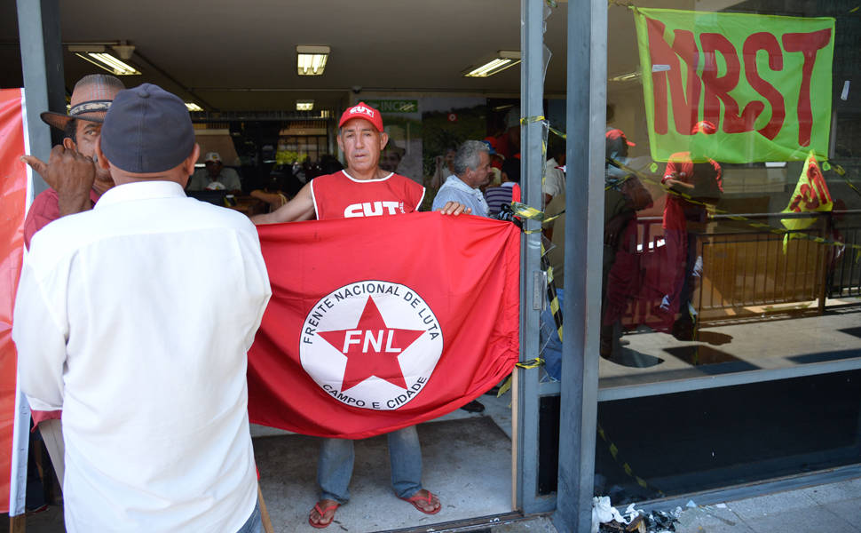 Cerca de 100 integrantes do MBST (Movimento Brasileiro dos Trabalhadores Sem-Terra) e da FNL (Frente Nacional de Lutas) ocupam a sede do Incra, em Brasília, em protesto por apoio a agricultura familiar; manifestantes quebraram algumas vidraças do prédio e servidores estão impedidos de entrar no local
