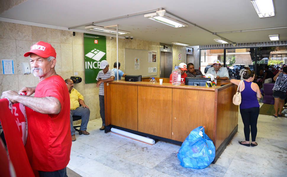 Cerca de 100 integrantes do MBST (Movimento Brasileiro dos Trabalhadores Sem-Terra) e da FNL (Frente Nacional de Lutas) ocupam a sede do Incra, em Brasília, em protesto por apoio a agricultura familiar; manifestantes quebraram algumas vidraças do prédio e servidores estão impedidos de entrar no local