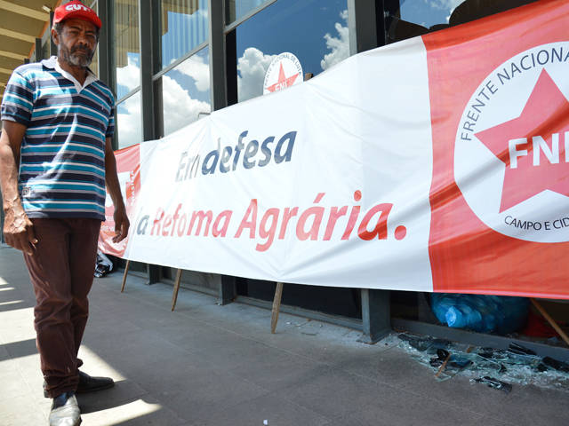 Cerca de 100 integrantes do MBST (Movimento Brasileiro dos Trabalhadores Sem-Terra) e da FNL (Frente Nacional de Lutas) ocupam a sede do Incra, em Brasília, em protesto por apoio a agricultura familiar; manifestantes quebraram algumas vidraças do prédio e servidores estão impedidos de entrar no local