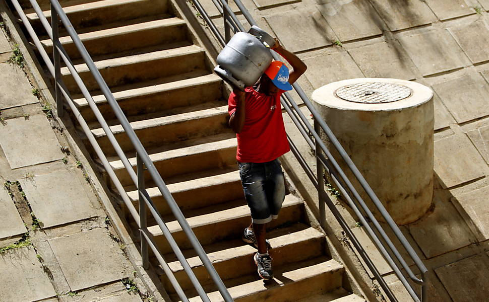 Cerca de 100 integrantes do MBST (Movimento Brasileiro dos Trabalhadores Sem-Terra) e da FNL (Frente Nacional de Lutas) ocupam a sede do Incra, em Brasília, em protesto por apoio a agricultura familiar; manifestantes quebraram algumas vidraças do prédio e servidores estão impedidos de entrar no local