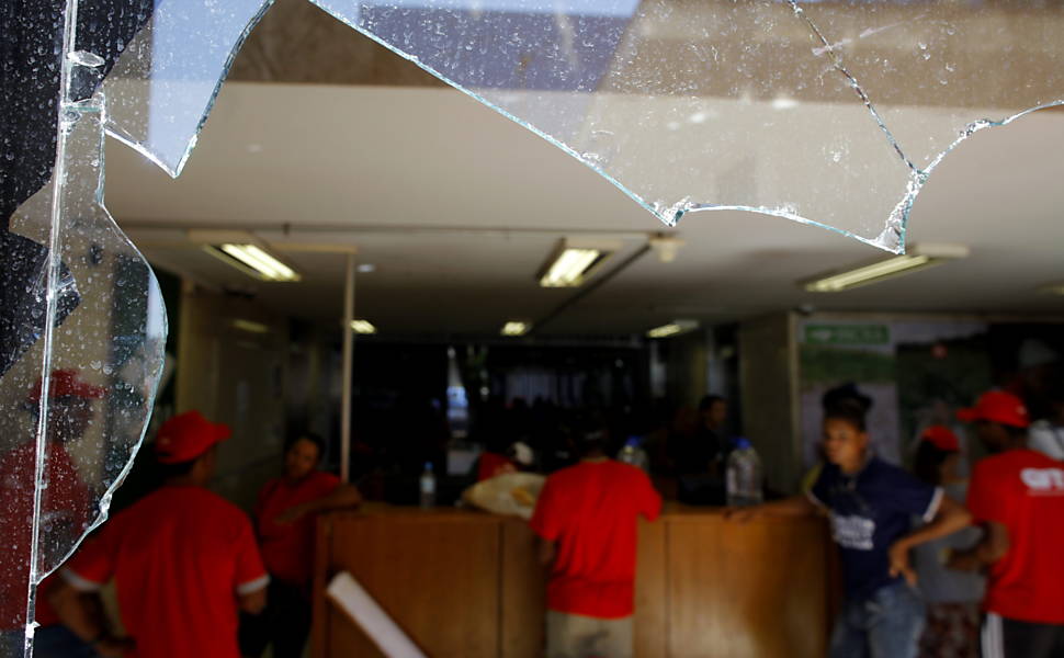 Cerca de 100 integrantes do MBST (Movimento Brasileiro dos Trabalhadores Sem-Terra) e da FNL (Frente Nacional de Lutas) ocupam a sede do Incra, em Brasília, em protesto por apoio a agricultura familiar; manifestantes quebraram algumas vidraças do prédio e servidores estão impedidos de entrar no local