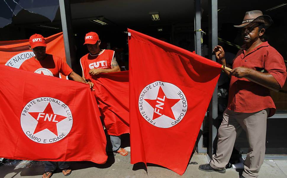 Cerca de 100 integrantes do MBST (Movimento Brasileiro dos Trabalhadores Sem-Terra) e da FNL (Frente Nacional de Lutas) ocupam a sede do Incra, em Brasília, em protesto por apoio a agricultura familiar; manifestantes quebraram algumas vidraças do prédio e servidores estão impedidos de entrar no local