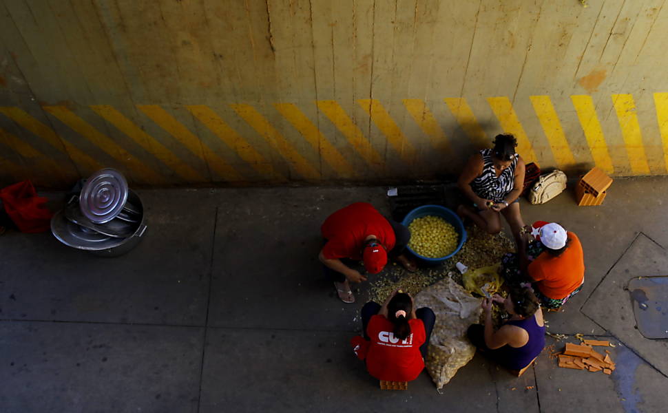 Cerca de 100 integrantes do MBST (Movimento Brasileiro dos Trabalhadores Sem-Terra) e da FNL (Frente Nacional de Lutas) ocupam a sede do Incra, em Brasília, em protesto por apoio a agricultura familiar; manifestantes quebraram algumas vidraças do prédio e servidores estão impedidos de entrar no local