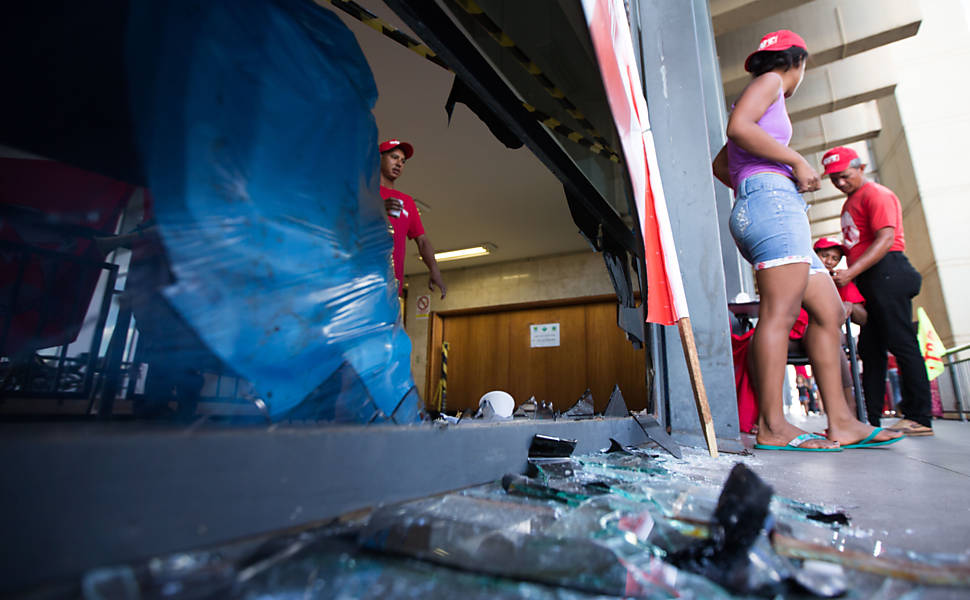 Cerca de 100 integrantes do MBST (Movimento Brasileiro dos Trabalhadores Sem-Terra) e da FNL (Frente Nacional de Lutas) ocupam a sede do Incra, em Brasília, em protesto por apoio a agricultura familiar; manifestantes quebraram algumas vidraças do prédio e servidores estão impedidos de entrar no local