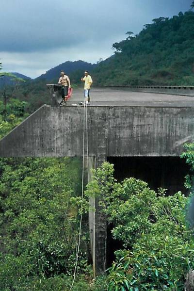 Viaduto abandonado na Rio-Santos