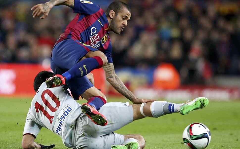 Daniel Alves pode se tornar em 2017 o jogador brasileiro com mais títulos na história da Liga dos Campeões