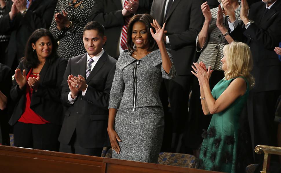 A primeira dama dos Estados Unidos, Michelle Obama, acena durante o discurso de seu marido, Barack Obama, a congressistas