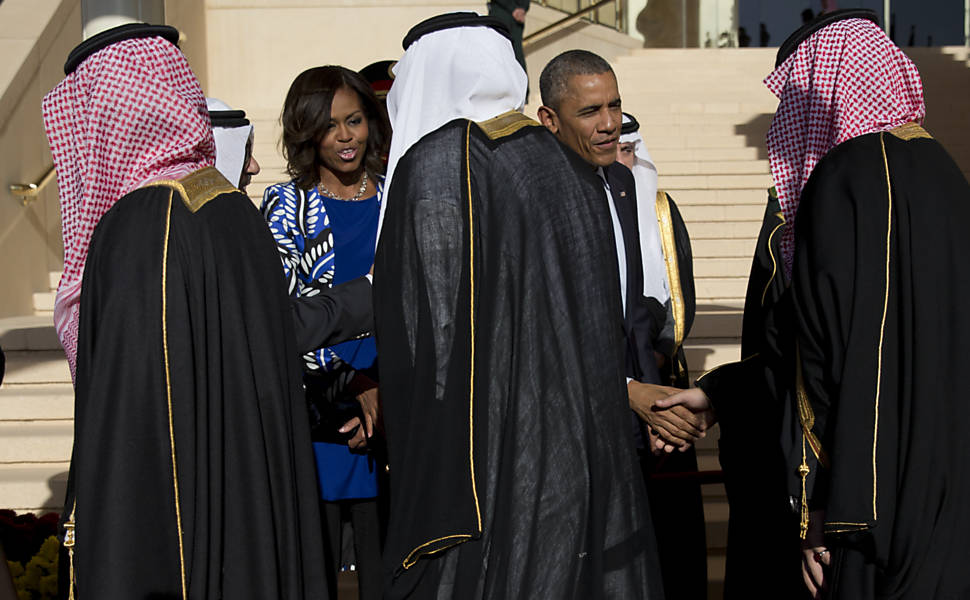 O presidente dos Estados Unidos Barack Obama e a primeira-dama Michelle Obama cumprimentam o novo rei saudita Salman bin Abdul Aziz no aeroporto internacional de Riyadh