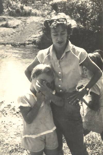 Claude, filha de Bernanos, com as filhas, na fazenda Serradinho, em Bonito, no Mato Grosso do Sul, em 1957 (Reprodução)