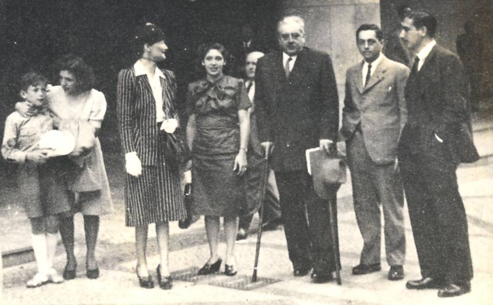 Georges Bernanos (de bengala) com a família em foto sem data (Reprodução)