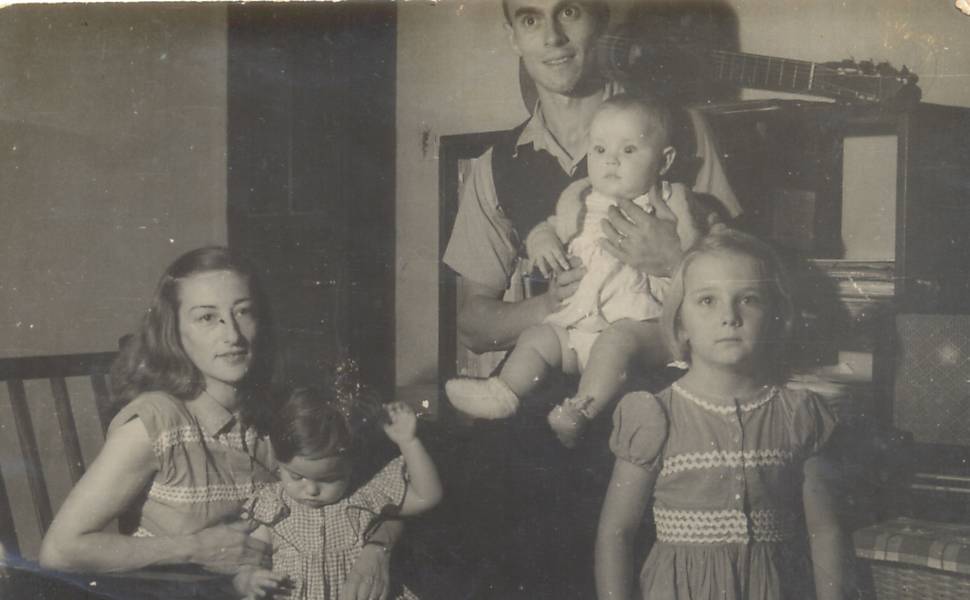 Claude, filha de Bernanos, com o marido e as filhas em São Paulo, em 1952 (Reprodução)