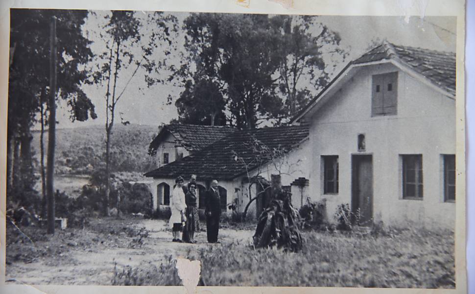 A egípcia Nelly Sykora (centro) e o marido (atrás dela), que lutaram para criar o Museu Bernanos, em frente à casa onde viveu o autor na fazenda Cruz das Almas, no fim dos anos 50 (Reprodução)