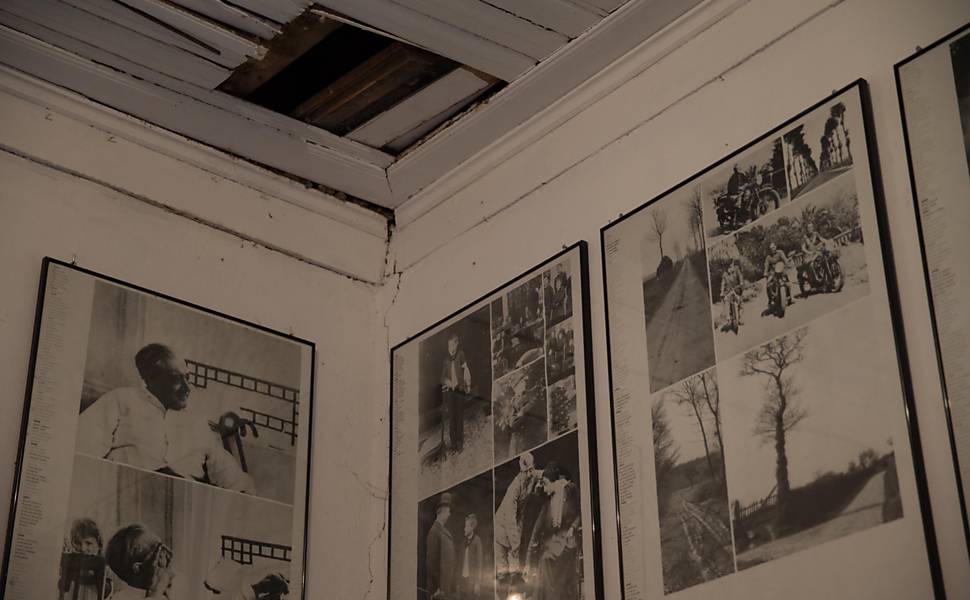 Buraco no teto do Museu Georges Bernanos, em Barbacena (Foto: Danilo Verpa/Folhapress)