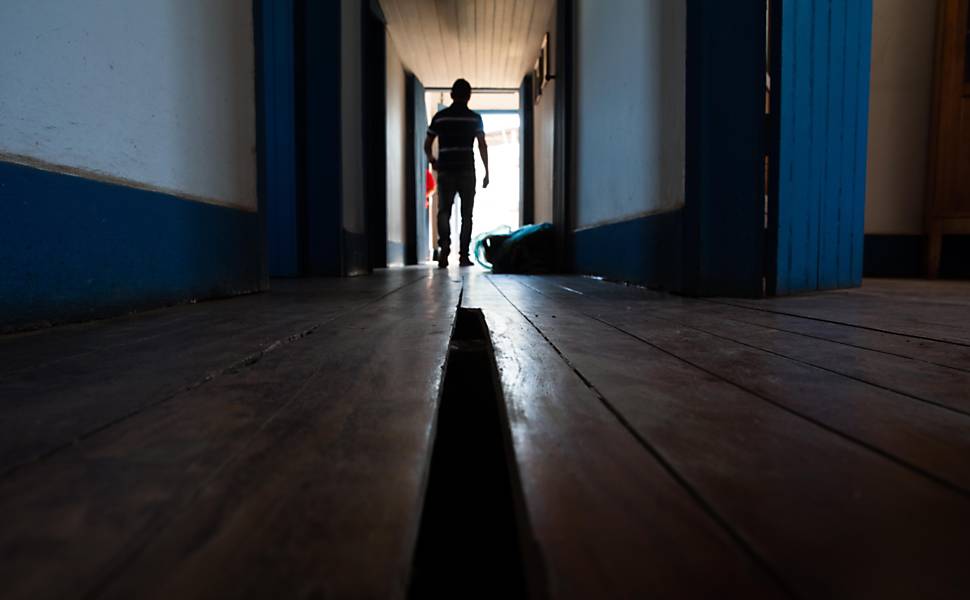 Buraco no piso do Museu Georges Bernanos, em Barbacena (MG) (Foto: Danilo Verpa/Folhapress)