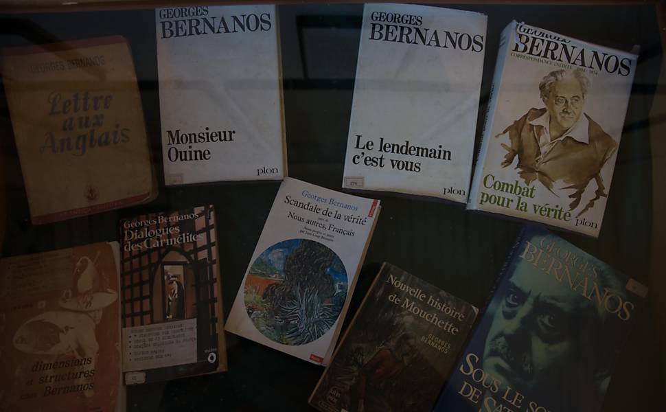 Livros de Bernanos expostos em Barbacena, interior de Minas Gerais. (Foto: Danilo Verpa/Folhapres)