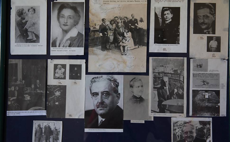 Fotos do escritor francês no Museu Georges Bernanos, em Barbacena, interior de Minas Gerais. (Foto: Danilo Verpa/Folhapress)