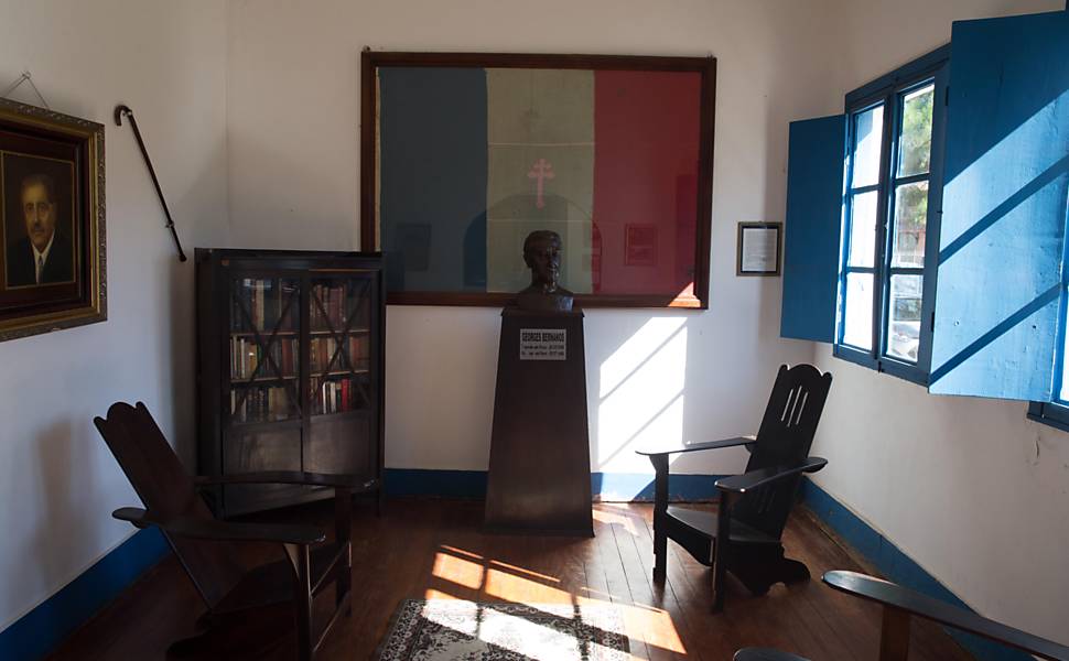 Sala da casa de Bernanos na fazenda Cruz das Almas, na cidade de Barbacena, interior de Minas Gerais. (Foto: Danilo Verpa/Folhapress)
