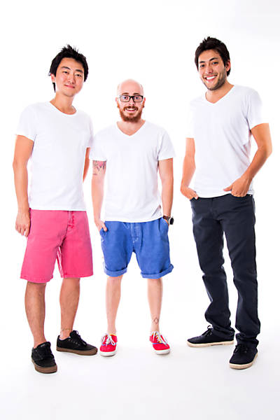 Da esq. para a dir., Rodrigo Ootani, 28, Paulo Moreira, 28, e Marcelo Collis, 28, sócios na grife de moda masculina Oriba. Eles vestem camisetas, calça e bermuda vendidas no site da marca