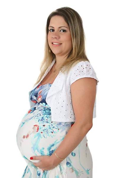 Mulheres postam fotos de quando estavam grávidas