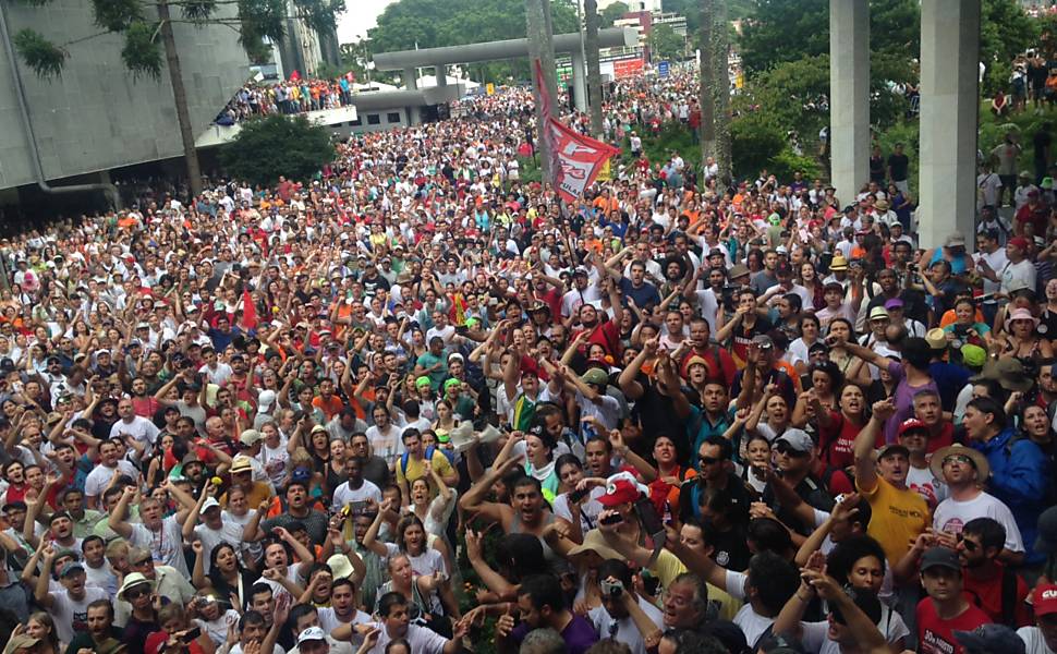Servidores públicos protestam no Paraná