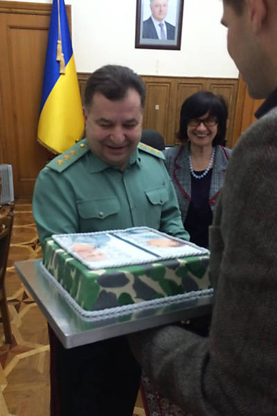 Ministro ucraniano ganha bolo com cara de Putin