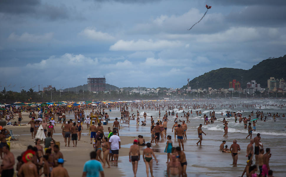 Movimento abaixo do esperado em praia de São Paulo