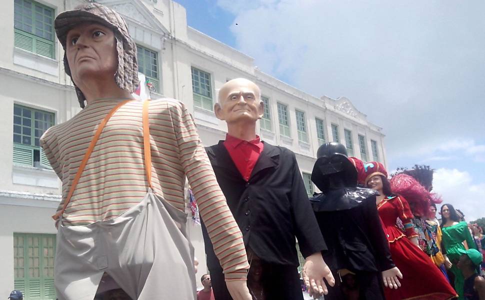 Desfile de los muñecos gigantes en Olinda