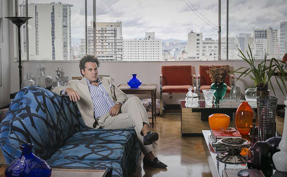 O médico Bruno Levenhagen, 40 em seu apartamento na República, no centro de São Paulo