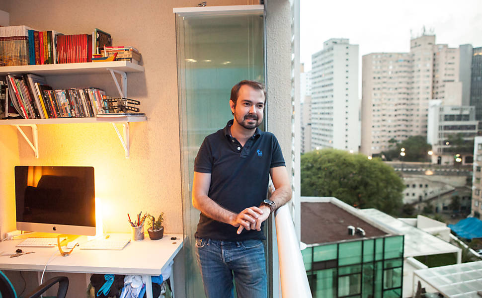 O morador do edifício Mood, Rodrigo Montini, 33, olha pela janela de seu apartamento, na região da República