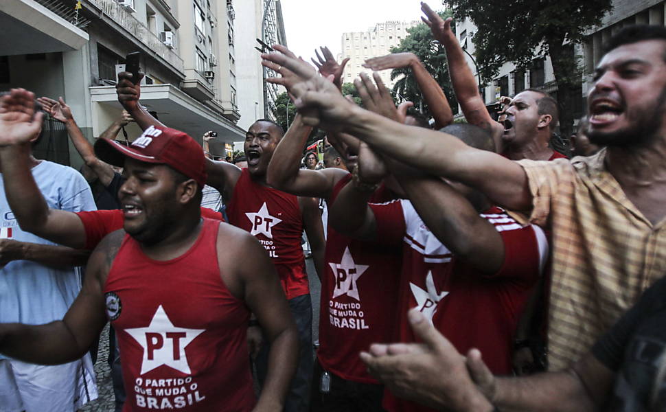 Petistas e opositores se enfrentam no Rio