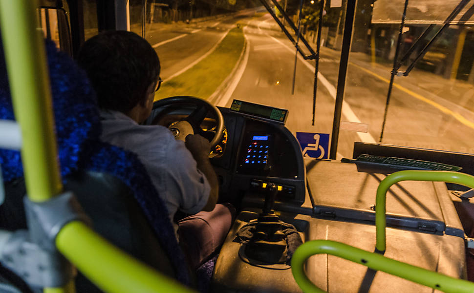 Nova rede noturna de ônibus divide usuários