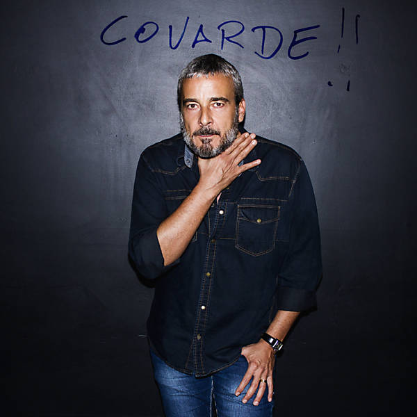 'A homofobia é covarde', disse o ator Alexandre Borges, uma das 50 personalidades que posaram para fotos completando a frase ?a homofobia é...?, em