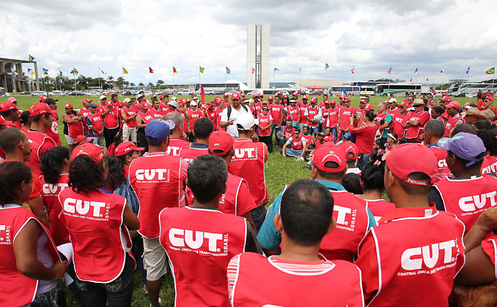 Resultado de imagem para CUT lança programa de demissão, e funcionários ameaçam greve