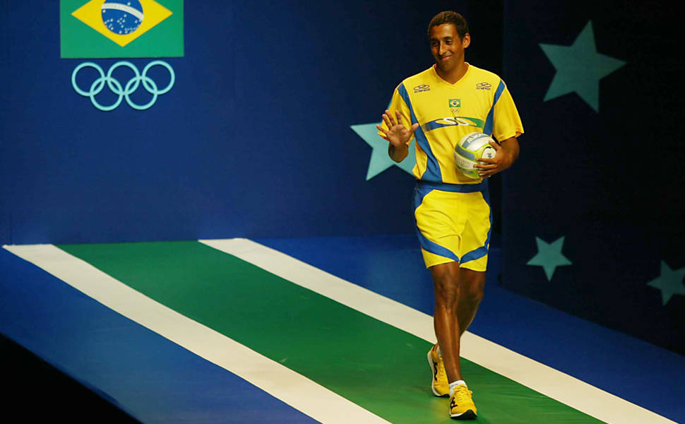 Escadinha desfila com o uniforme da seleção brasileira para o Pan de 2003 e a Olimpíada de 2004
