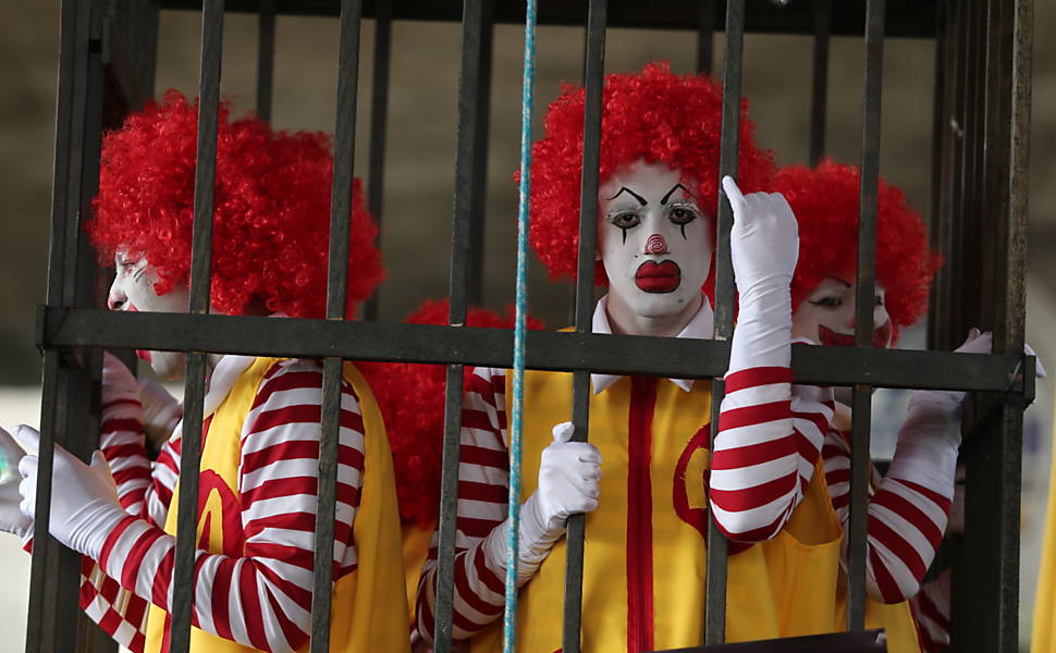 No vão do MASP, na avenida Paulista, integrantes da NCST (Nova Central Sindical de Trabalhadores) protestam em apoio global dos trabalhadores de Fast Food pelo mundo e contra a PL 4330  <a href="http://www1.folha.uol.com.br/mercado/2015/04/1616783-manifestantes-bloqueiam-dutra-contra-projeto-de-terceirizacao.shtml">Leia mais</a> 