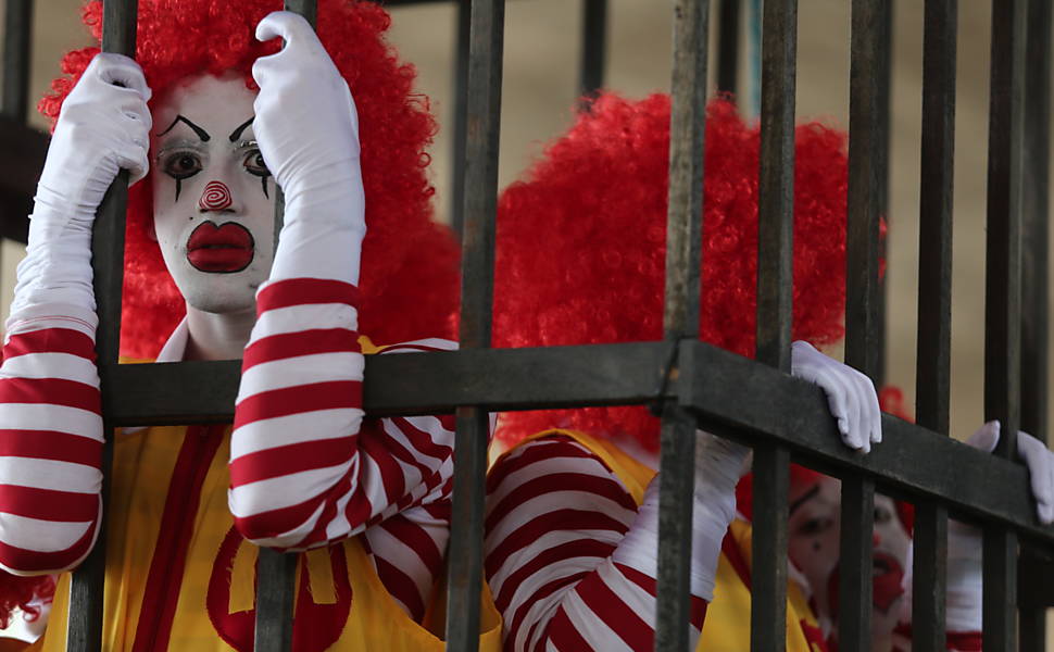No vão do MASP, na avenida Paulista, integrantes da NCST (Nova Central Sindical de Trabalhadores) protestam em apoio global dos trabalhadores de Fast Food pelo mundo e contra a PL 4330  <a href="http://www1.folha.uol.com.br/mercado/2015/04/1616783-manifestantes-bloqueiam-dutra-contra-projeto-de-terceirizacao.shtml">Leia mais</a> 