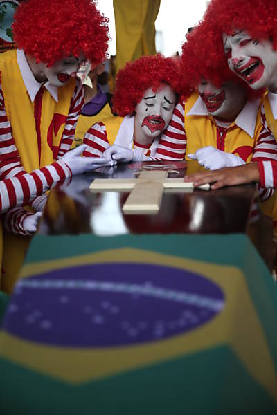 No vão do MASP, na avenida Paulista, integrantes da NCST (Nova Central Sindical de Trabalhadores) protestam em apoio global dos trabalhadores de Fast Food pelo mundo e contra a PL 4330  <a href="http://www1.folha.uol.com.br/mercado/2015/04/1616783-manifestantes-bloqueiam-dutra-contra-projeto-de-terceirizacao.shtml">Leia mais</a> 