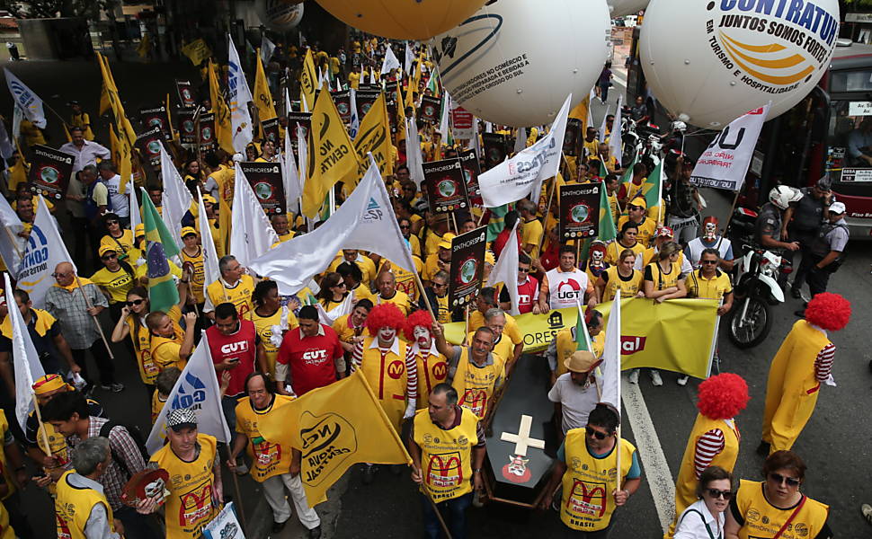No vão do MASP, na avenida Paulista, integrantes da NCST (Nova Central Sindical de Trabalhadores) protestam em apoio global dos trabalhadores de Fast Food pelo mundo e contra a PL 4330  <a href="http://www1.folha.uol.com.br/mercado/2015/04/1616783-manifestantes-bloqueiam-dutra-contra-projeto-de-terceirizacao.shtml">Leia mais</a> 