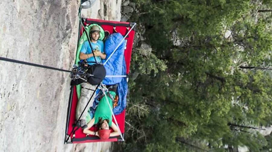 Aventureiros dormem pendurados a mais de 100 metros do chão nos EUA