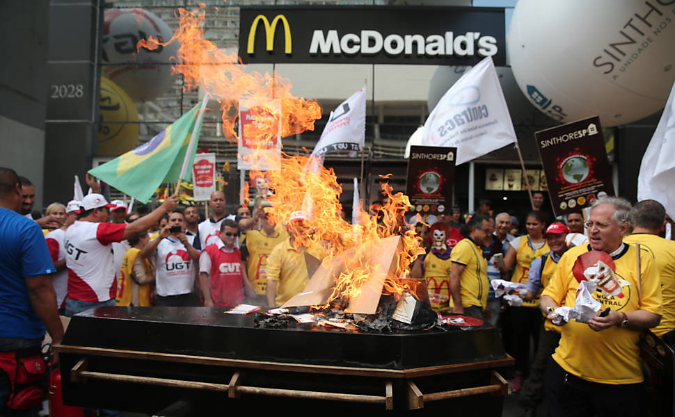 Integrantes da NCST (Nova Central Sindical de Trabalhadores) protestam em apoio global dos trabalhadores de Fast Food pelo mundo e contra a PL 4330  <a href="http://www1.folha.uol.com.br/mercado/2015/04/1616783-manifestantes-bloqueiam-dutra-contra-projeto-de-terceirizacao.shtml">Leia mais</a> 