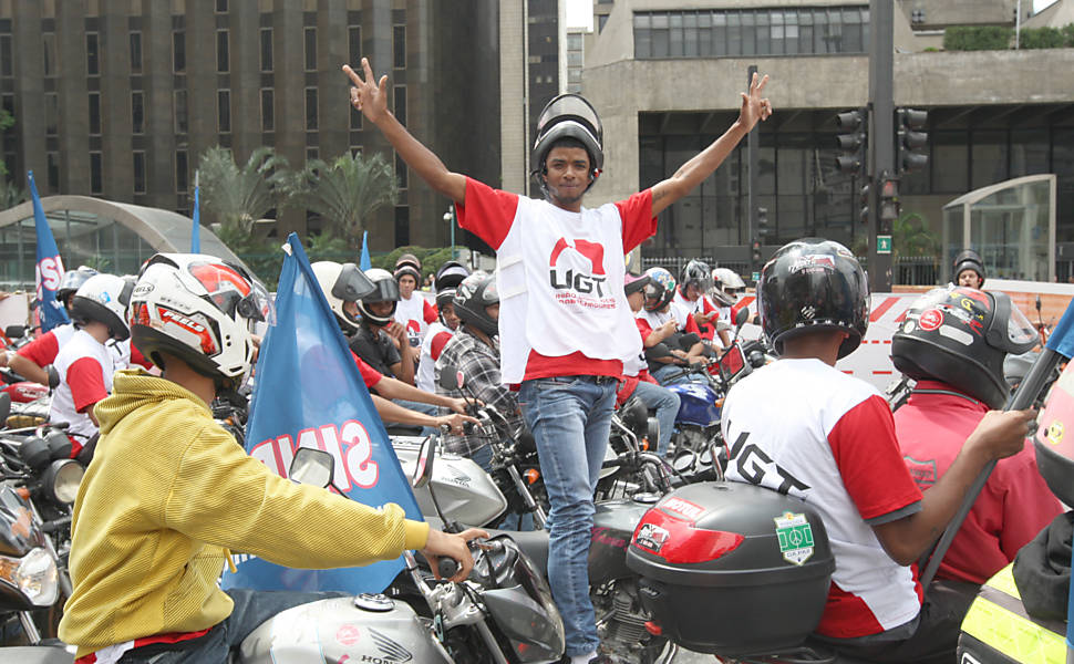  UGT (União Geral do Trabalhadores) e motoqueiros fazem manifestação em frente a FIESP, na avenida Paulista, contra a PL 4330  <a href="http://www1.folha.uol.com.br/mercado/2015/04/1616783-manifestantes-bloqueiam-dutra-contra-projeto-de-terceirizacao.shtml">Leia mais</a> 