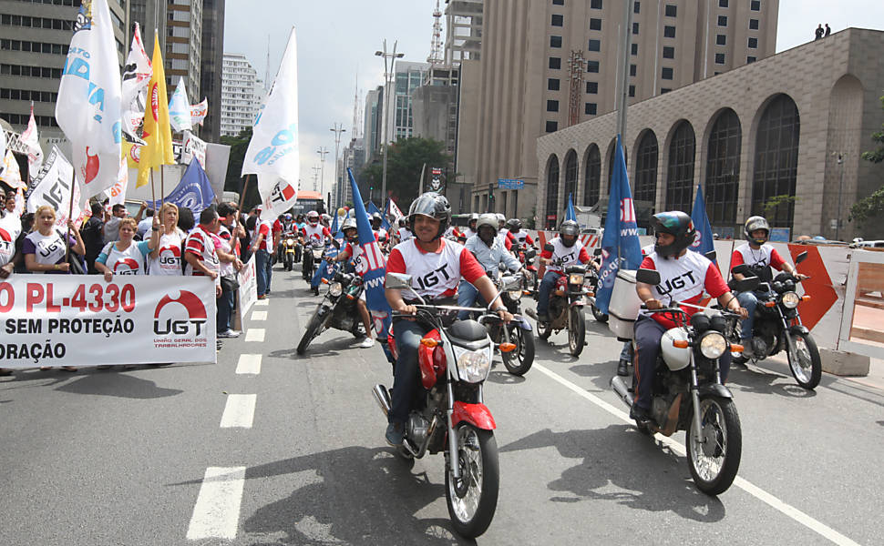  UGT (União Geral do Trabalhadores) e motoqueiros fazem manifestação em frente a FIESP, na avenida Paulista, contra a PL 4330  <a href="http://www1.folha.uol.com.br/mercado/2015/04/1616783-manifestantes-bloqueiam-dutra-contra-projeto-de-terceirizacao.shtml">Leia mais</a> 