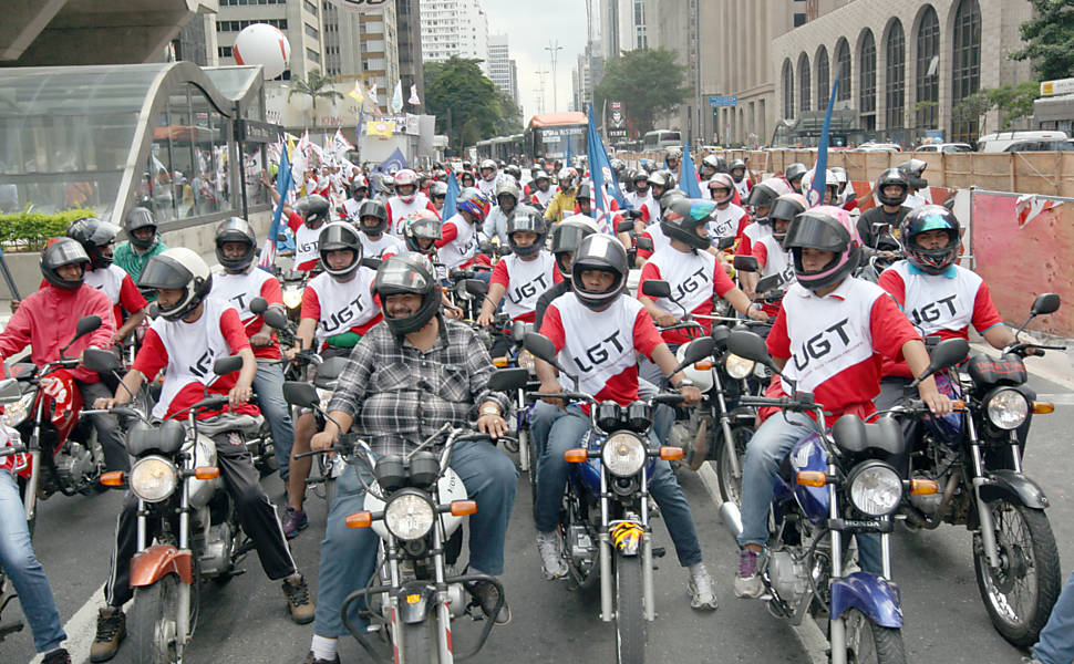  UGT (União Geral do Trabalhadores) e motoqueiros fazem manifestação em frente a FIESP, na avenida Paulista, contra a PL 4330  <a href="http://www1.folha.uol.com.br/mercado/2015/04/1616783-manifestantes-bloqueiam-dutra-contra-projeto-de-terceirizacao.shtml">Leia mais</a> 