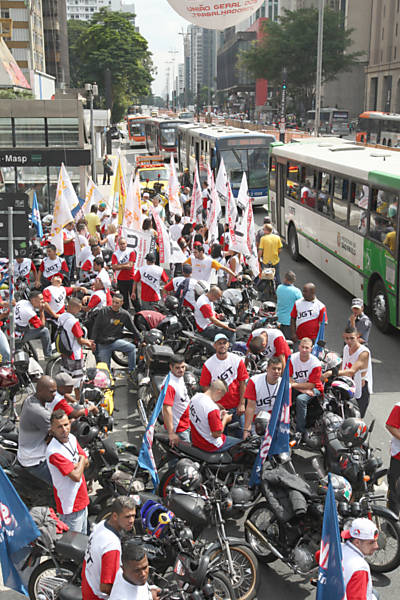  UGT (União Geral do Trabalhadores) e motoqueiros fazem manifestação em frente a FIESP, na avenida Paulista, contra a PL 4330  <a href="http://www1.folha.uol.com.br/mercado/2015/04/1616783-manifestantes-bloqueiam-dutra-contra-projeto-de-terceirizacao.shtml">Leia mais</a> 